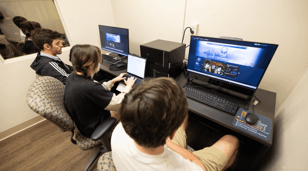 Students working at computers in the UTK Innovation Labs