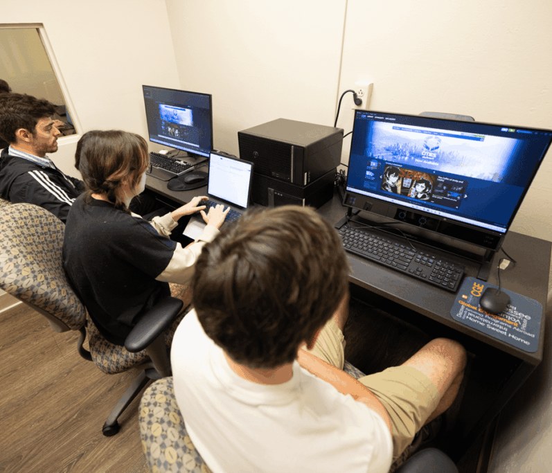 Students working at computers in the UTK Innovation Labs